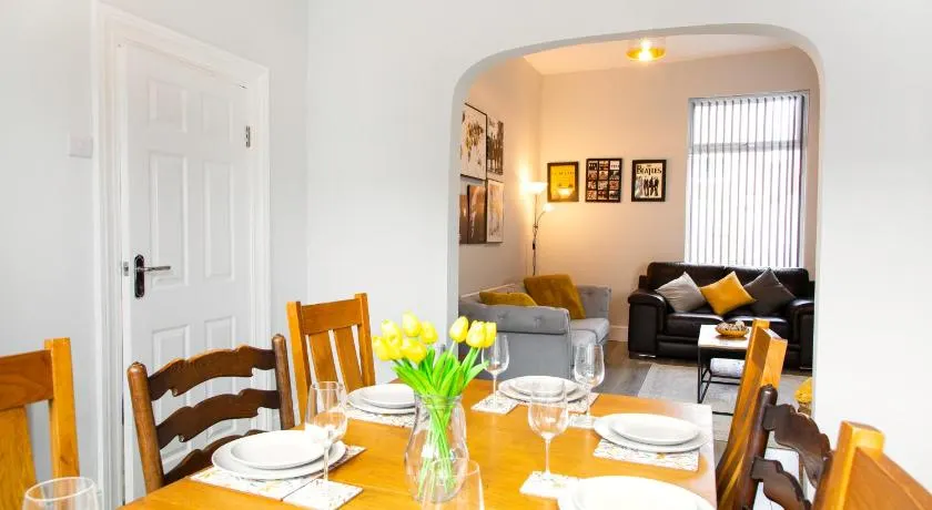 4 Bedrooms Spacious House With 2 Bathrooms Free Parking - sleeps up to 10 guests - Image 1