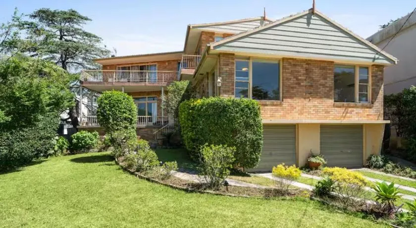 Spacious Family Home with Iconic Views - Image 1