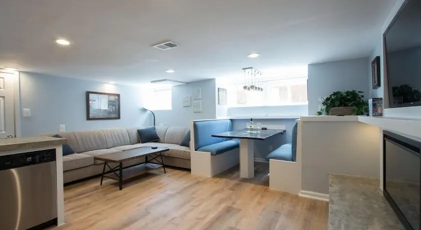 Luxury 2 bedroom apartment w/ free parking - Image 1