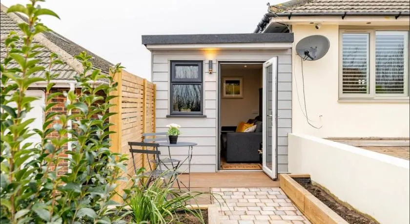 The Hideaway by the sea - free parking - Image 1
