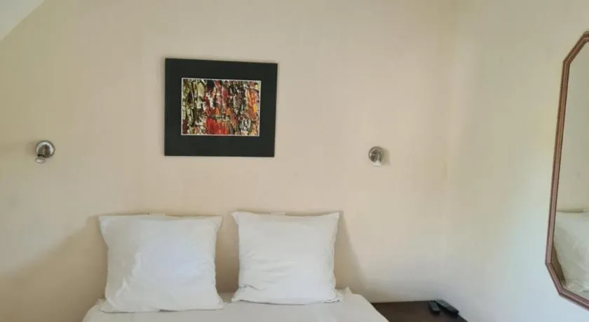 Hotel Saint julien aux bois - Image 1