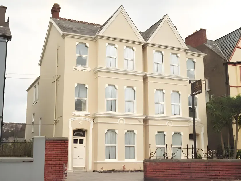 Crawford House - ScholarLee Living Apartments - Image 1