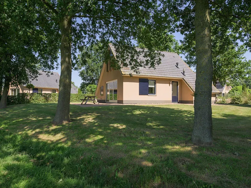 Bungalow in Sondel near Slotermeer Lake - Image 1