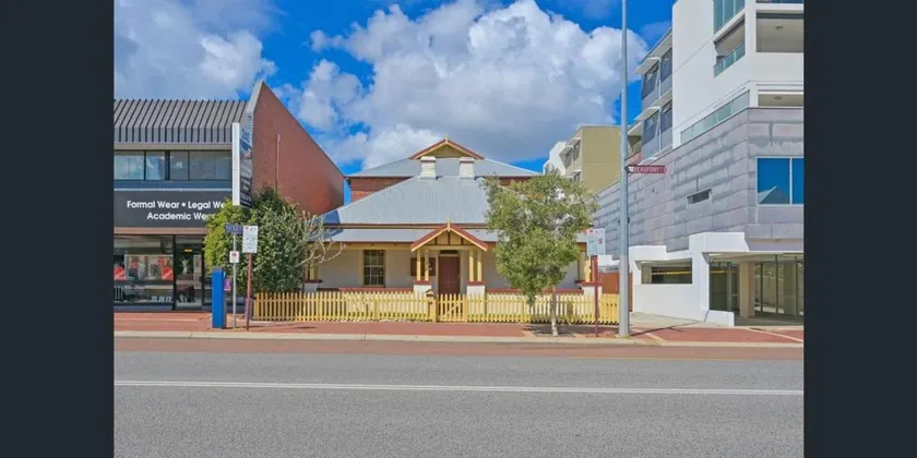 Emu Backpackers Perth - note - Valid Passport required for check in - Image 1