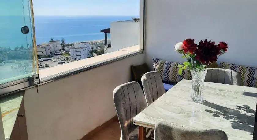 Bel appart lumineux avec vue imprenable sur la mer et la montagne - Image 1
