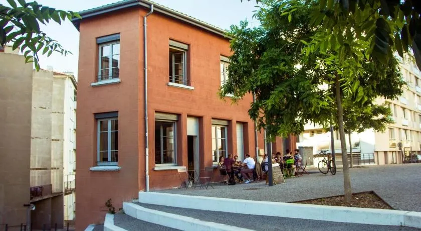 La Maison Rouge - Backpacker Hostel - Image 1