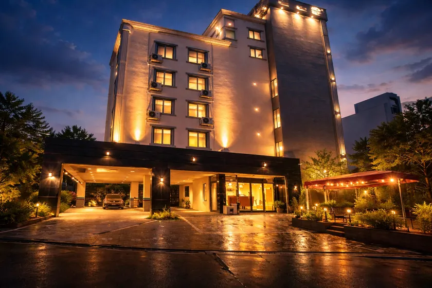 Hole in One Hotel - Image 1