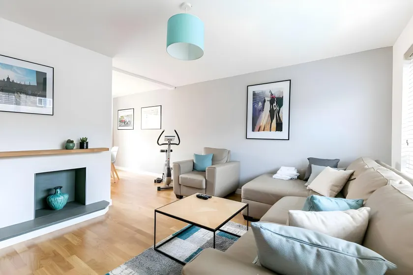 Spacious Modern Garden Family Home - Image 1