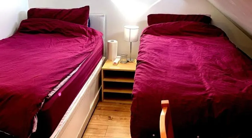 Twin or Single Private Room Near Brookes University, Oxford Hospitals and EF Language College, Headington Oxford B - Image 1