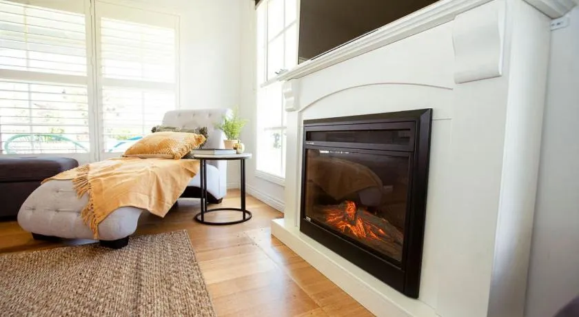 Beachside Getaway Bay Views North Shore VIC Sleeps 12 Free Wifi - Image 1
