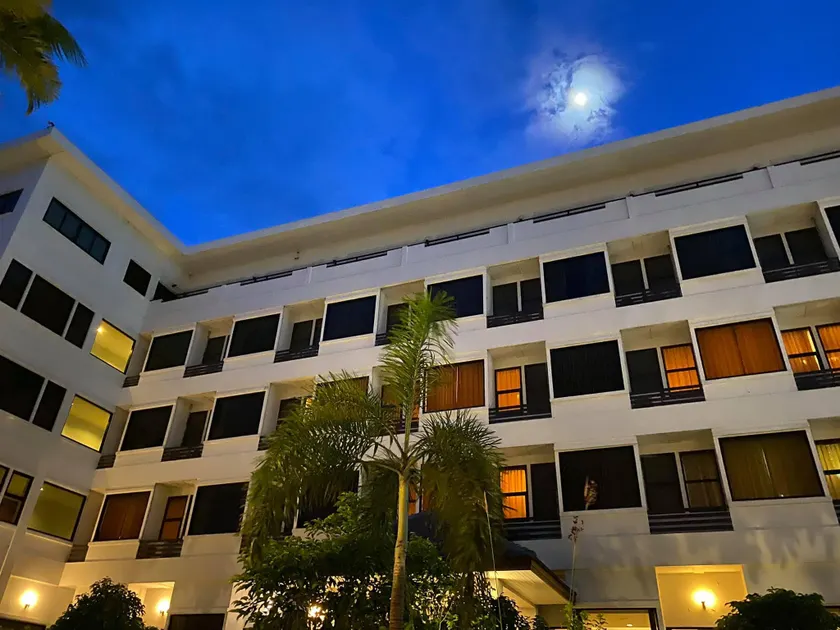 Naraigrand Hotel (โรงแรมนารายณ์แกรนด์) - Image 1
