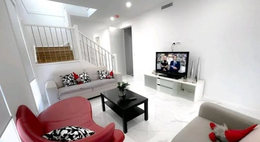 Luxury New 5 Bedroom 3 Bathroom+ Study/ Back Yd - Image 1