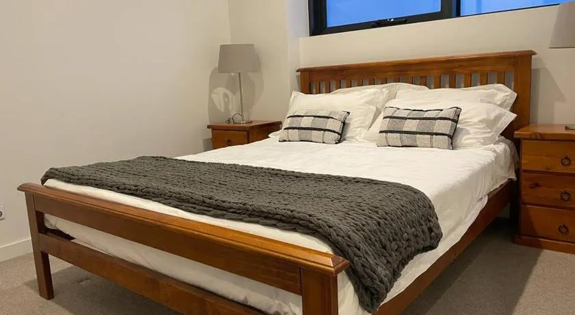 Lovely 1BD condo with free parking city view - Image 1