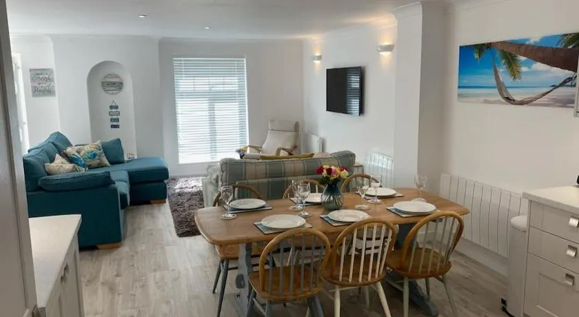 Surf's Up! Perfect base for holidays or work in Cornwall - Image 1