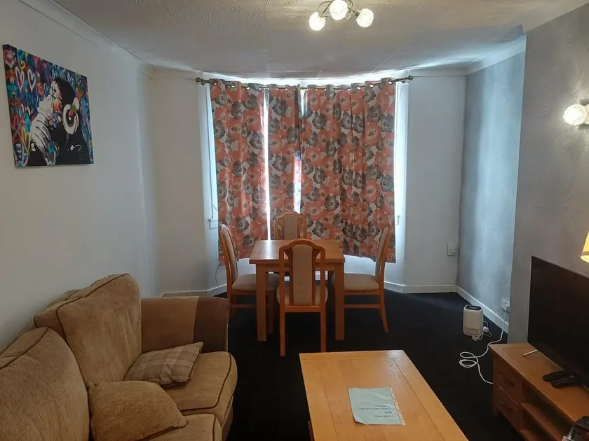 3 Bed Apartment House in Kirkcaldy Fife - Serviced accommodation For Corporate , Business , Tourists , Secure, Parking , WiFi - Image 1