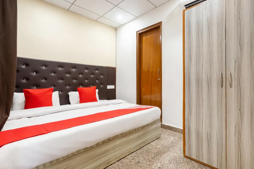 OYO 40649 Hotel Kapoor Residency - Image 1