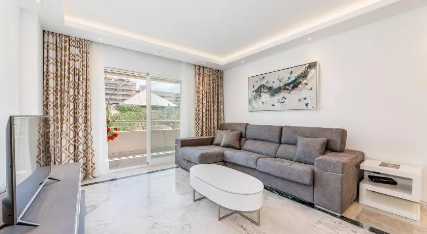 Bright apartment in the heart of Puerto Banus - Image 1