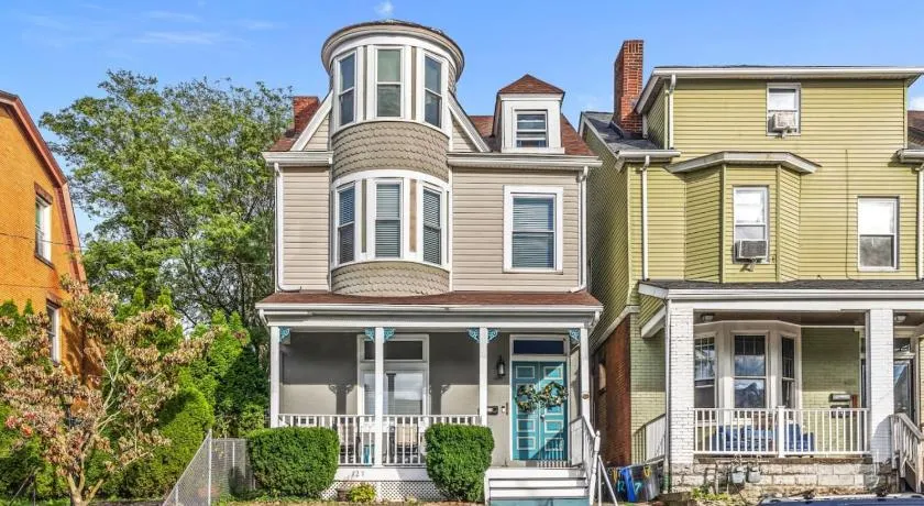 The Ultimate Fan's Retreat: 5BR near all the Action - Image 1