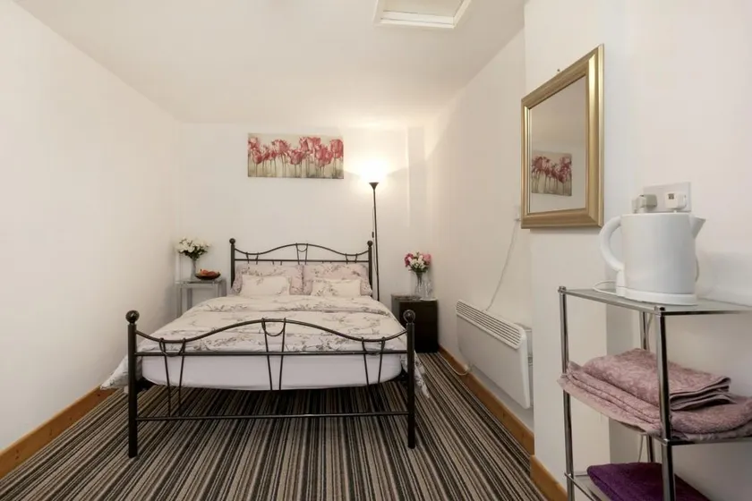Garden house Self contained Annexe - Image 1
