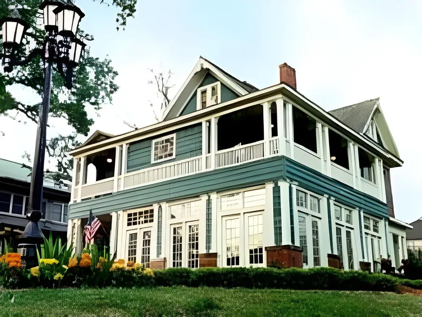2439 Fairfield "A Bed and Breakfast" - Image 1