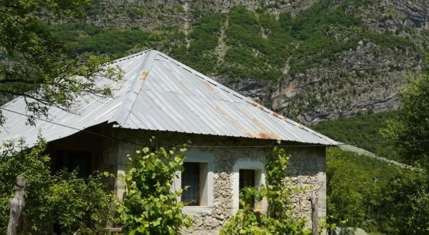 Motina River Guesthouse - Image 1
