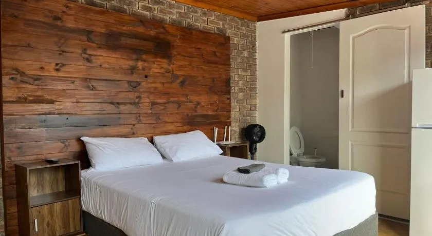 Blue Moon Guest Rooms - Image 1
