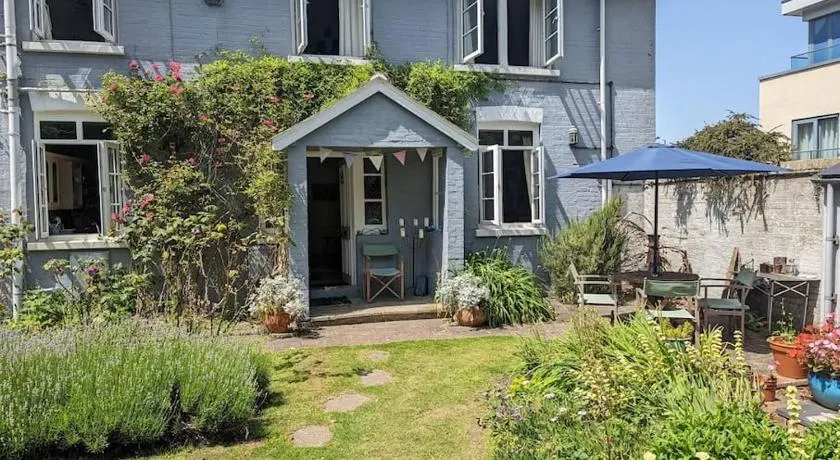 Cliffside is a Cosy Cottage B&B by Cowes Beach - Very big King Size guest BR & a Twin BR too if you book 3 to 4 guests - Image 1