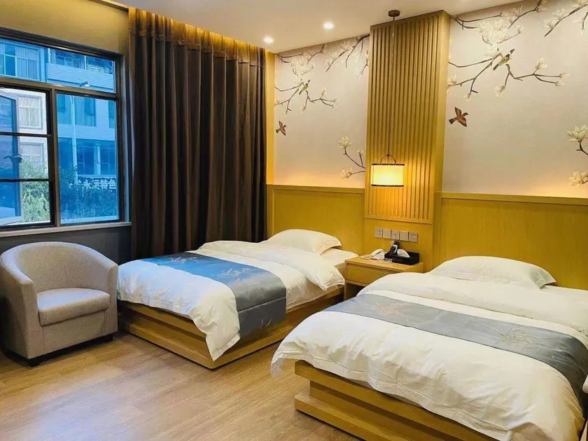 He Rijun Hotel - Image 1