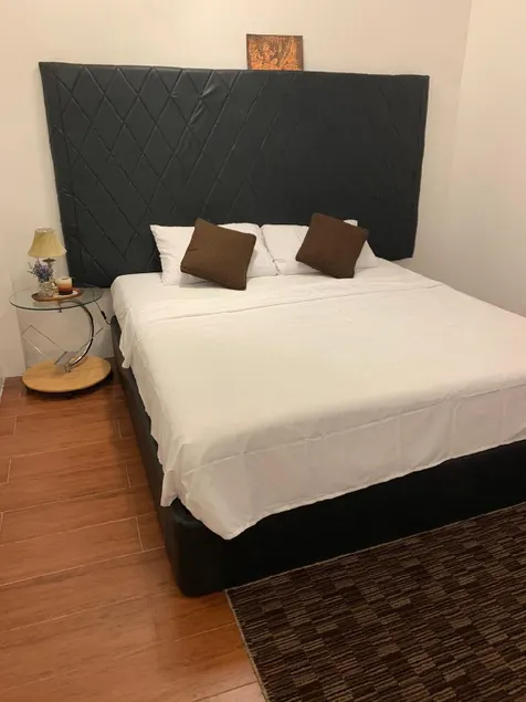 Room 103 King Bed studio near robinson angeles - Image 1