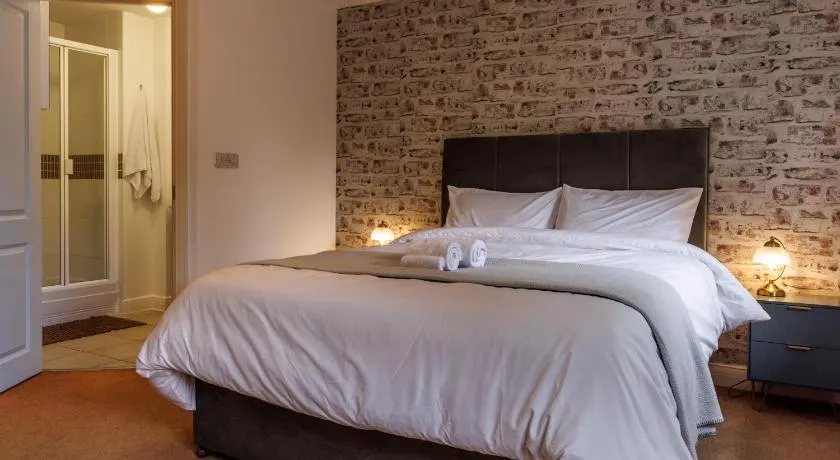Spacious 4-Bedroom House in Aylesbury Ideal for Contractors Professionals or Larger Families - Image 1