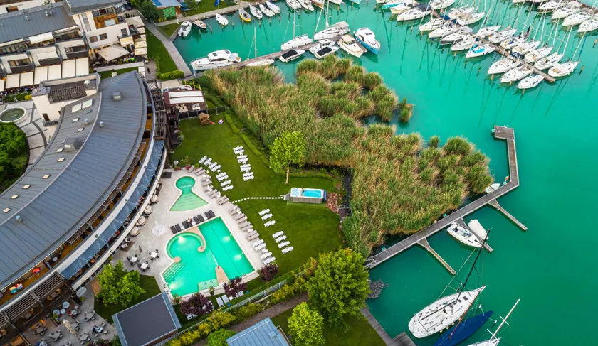 Hotel Golden Lake Resort - Image 1