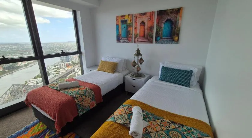 Exotic Moroccan Oasis on Level 60 in Meriton - Deluxe Story Bridge & River Views - Free Parking - Image 1