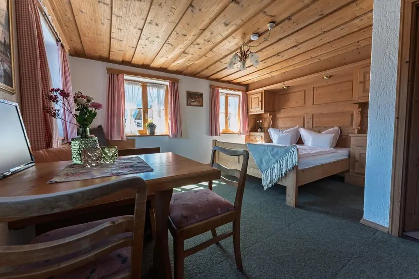 Family room with balcony - Image 1