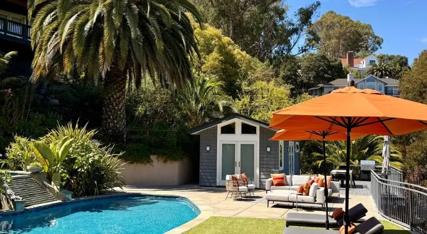Great Cozy Pool House with Kitchenette - Image 1