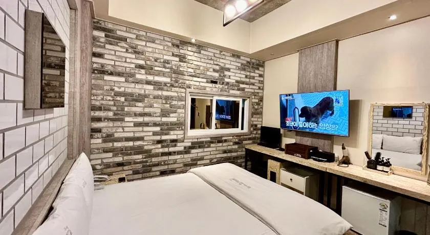 2SOME Motel - Image 1