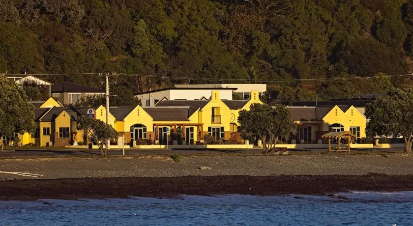 The Anchor Inn Beachfront Motel - Image 1