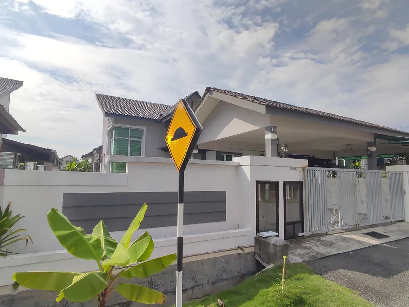 Aurora Homestay (Fully Aircond Room & Liv. Hall) - Image 1