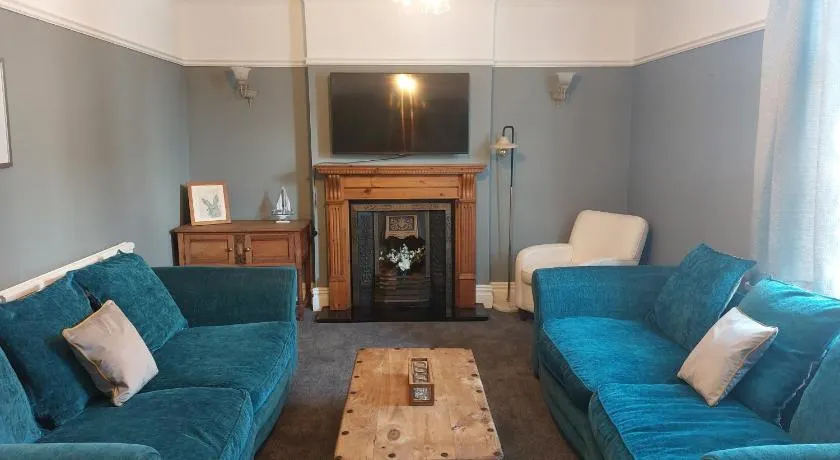 Llandudno apartment, quirky pub with tropical beer garden - Image 1