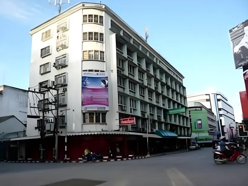 Laemthong Hotel - Image 1