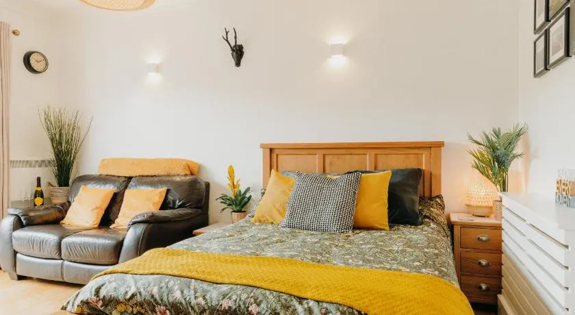 Luxury Private Suite-Parking, Courtyard & Wi-Fi - Image 1