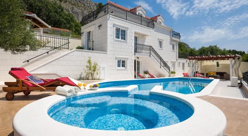 VILLA MAJA with whirlpool, heated pool, gym, sauna, panoramic sea views - Image 1