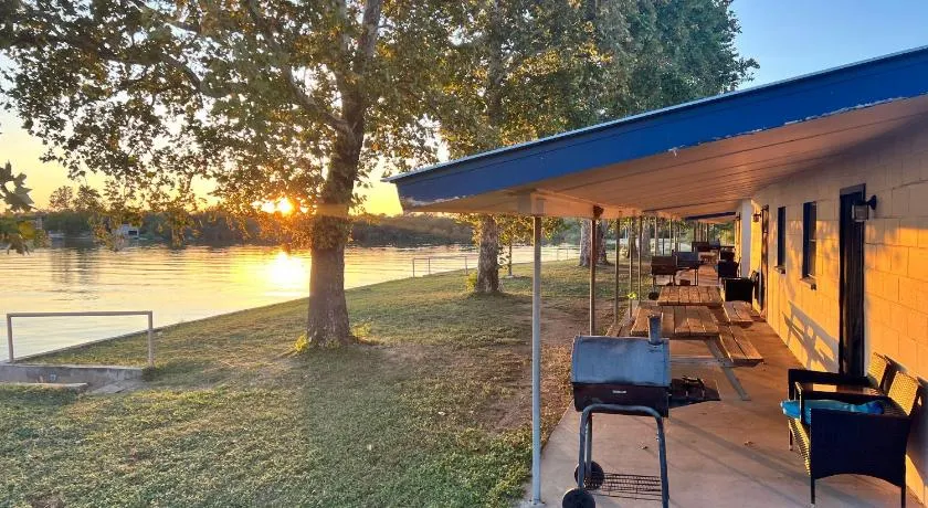 Oasis Lake Buchanan - Image 1