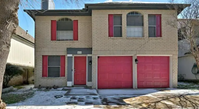 Modern Family Home, Close to Typhoon Texas and Tesla Gigafactory - Image 1