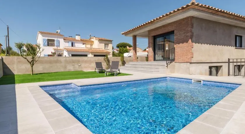 Margarita: Modern villa med trädgård och pool 500 m från stranden - Image 1