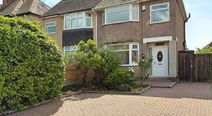 Tharsh Peaceful Escape Double Room with Shared Bathroom - Image 1