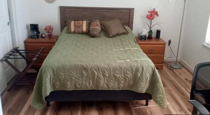 Room in Campbell with Own Bthrm - Image 1