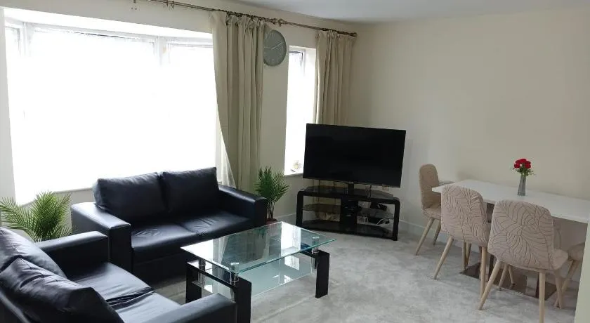 2 Bedrooms Flat in Surrey, 30 min to London - Image 1