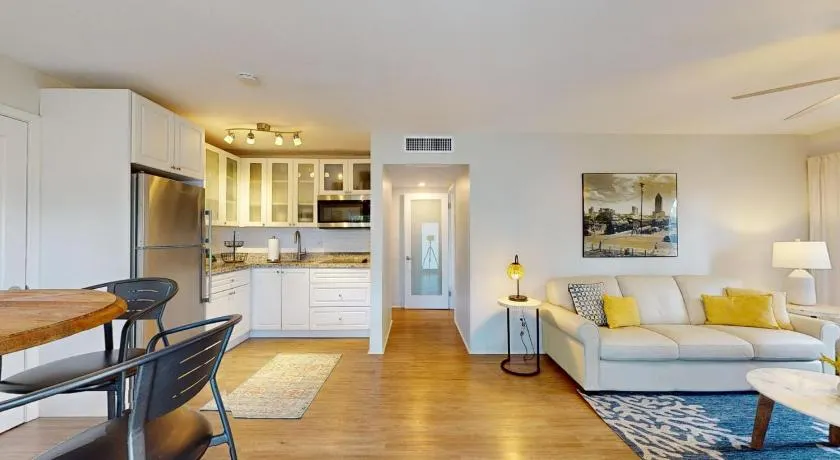 Pinecrest #1 2BR 4 Beds Free Parking - Image 1