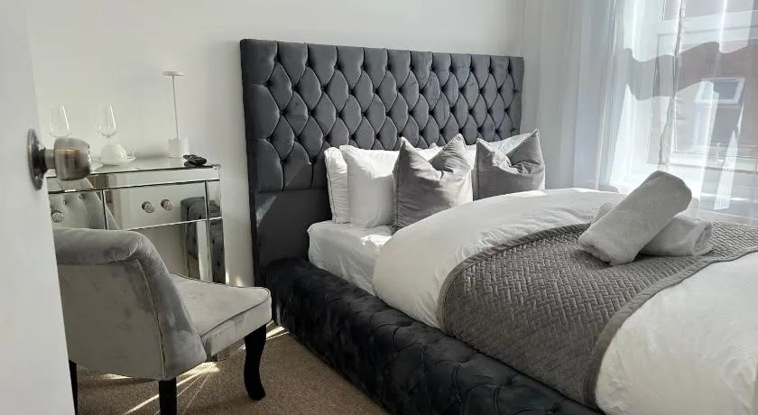 The smaller new refurbished ensuite room 5min from beach parking in Guest house - Image 1