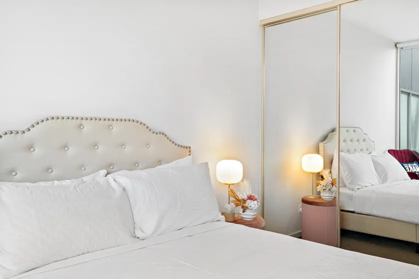 Bright 2-Bed Home with Secure Parking - Image 1